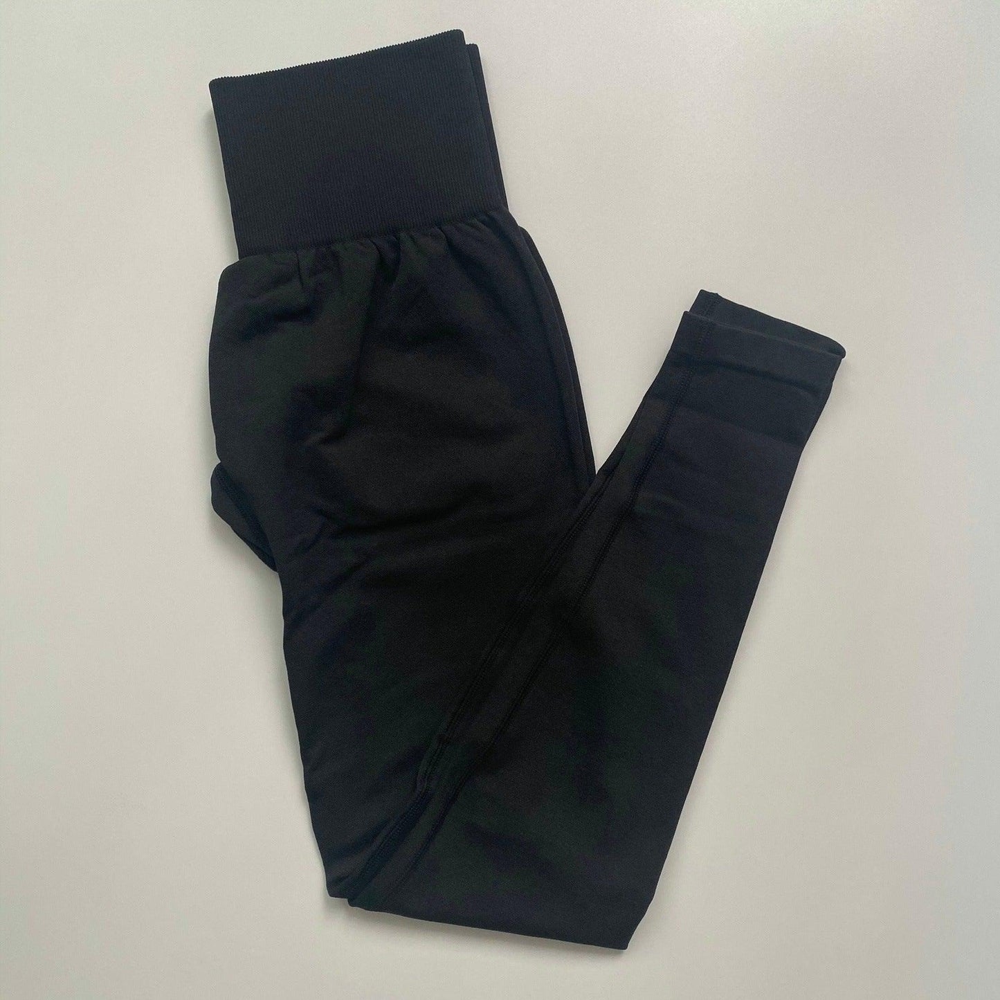 SEAMLESS SCRUNCH LEGGINGS IN BLACK